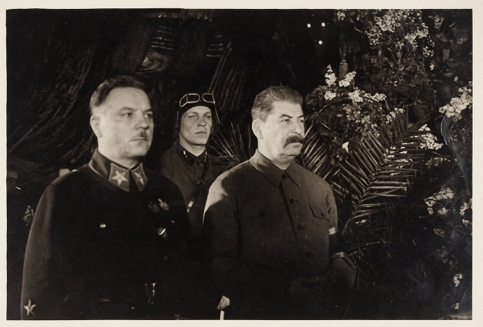 Фотография «У гроба товарища Г.К. Орджоникидзе. Товарищи Сталин и Ворошилов в почетном карауле» / фот. В. Фишман. М., февраль 1937.