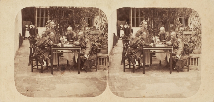 Подборка из 3-х фотографий с китайскими торговцами и монахами (одна — стерео). [Гонконг: Photographer. Queen s Road, 1900-е гг.].
