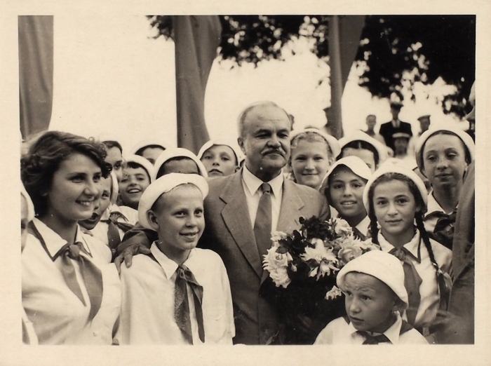 13 фотографий пионеров из Артека с высокопоставленными гостями. Ялта, 1946-1950-е гг.