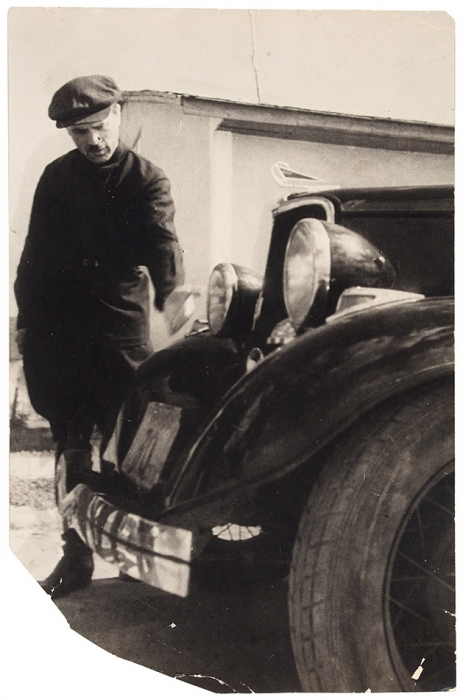 [Из архива первого директора ГАЗа С.С. Дьяконова] Фотография: С.С. Дьяконов на фоне автомобиля. [1930-е].