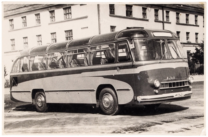 [Из архива первого директора ГАЗа С.С. Дьяконова] Фотография: Пробный образец пригородного автобуса ГАЗ. [1930-е].