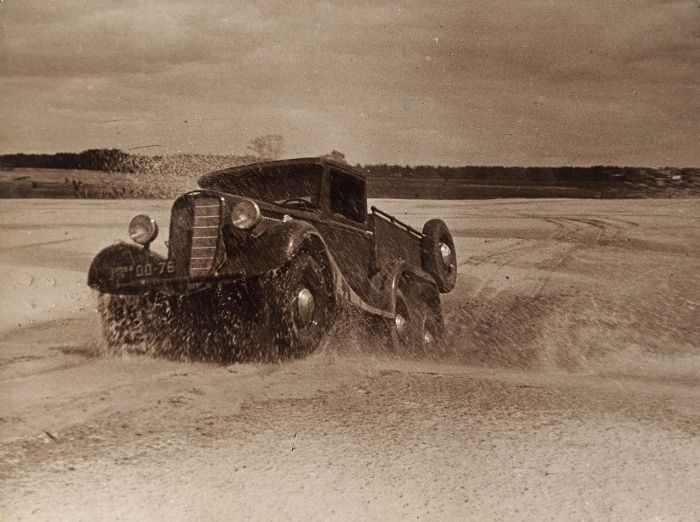 [Из архива первого директора ГАЗа С.С. Дьяконова] 4 двухсторонние фотографии с изображением испытаний пробного трехосного грузового автомобиля ГАЗ. [1934].