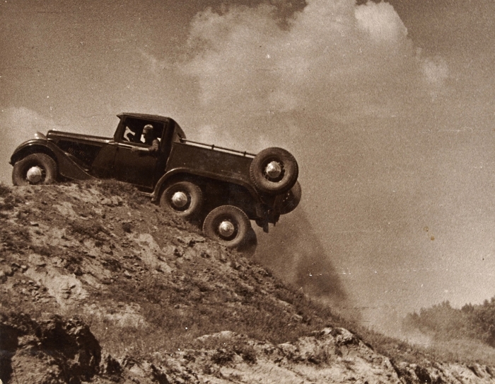 [Из архива первого директора ГАЗа С.С. Дьяконова] 4 двухсторонние фотографии с изображением испытаний пробного трехосного грузового автомобиля ГАЗ. [1934].