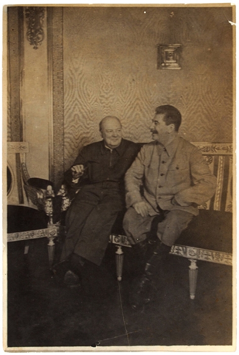 [Впервые Сталин бежал за Черчиллем трусцой] Фотография «У. Черчилль и И. Сталин во время встречи в Кремле 14 августа 1942». М., 1942.