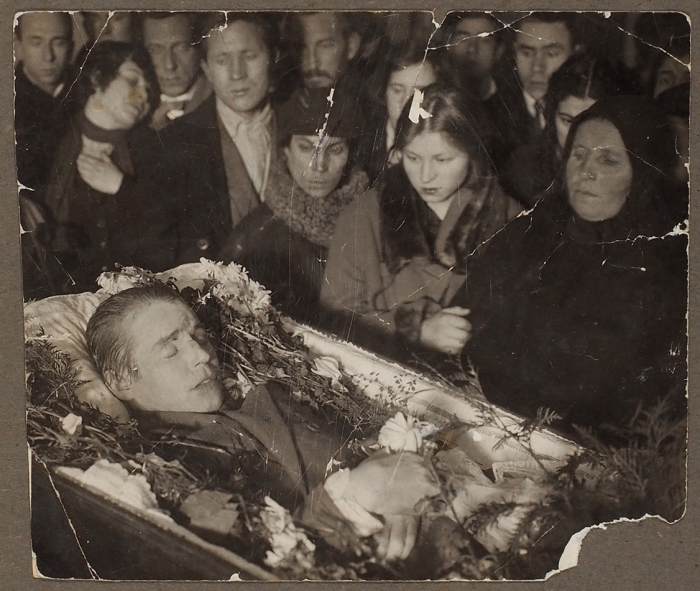Две фотографии Сергея Есенина после смерти. 1925.