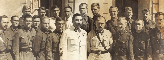 Фотография С. Буденного среди военных. 1930-е гг.
