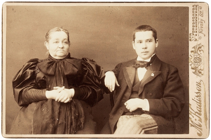 Фотография: Константин Сомов с матерью Н.К. Сомовой. СПб.: Фот. М. Кадысон (M. Kadisson), [1890-е гг.].