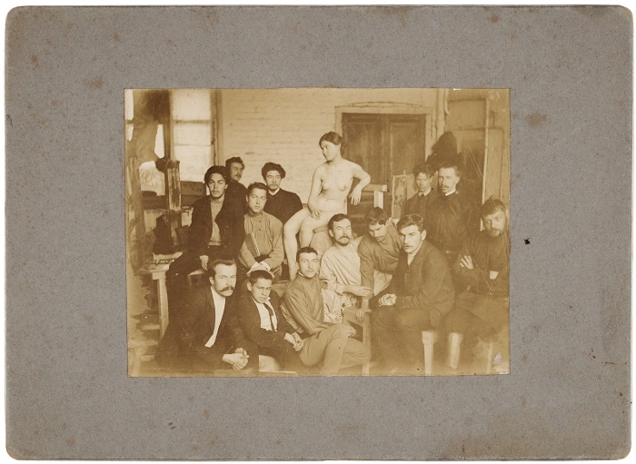 Фотография: Студенты-художники с обнаженной натурщицей [в мастерской Паоло Трубецкого]. М., [1906].