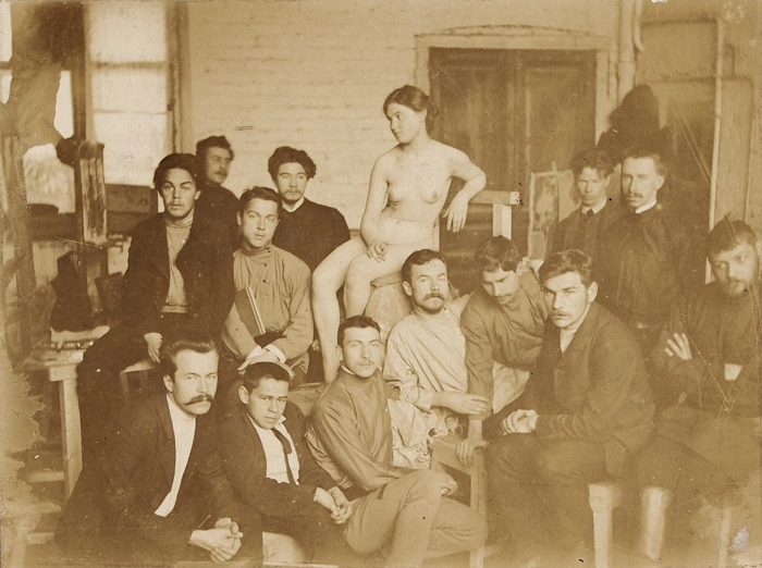 Фотография: Студенты-художники с обнаженной натурщицей [в мастерской Паоло Трубецкого]. М., [1906].