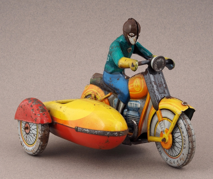 Мотоциклист с коляской: металлическая заводная игрушка. Завод металлоизделий, 1960-е гг.