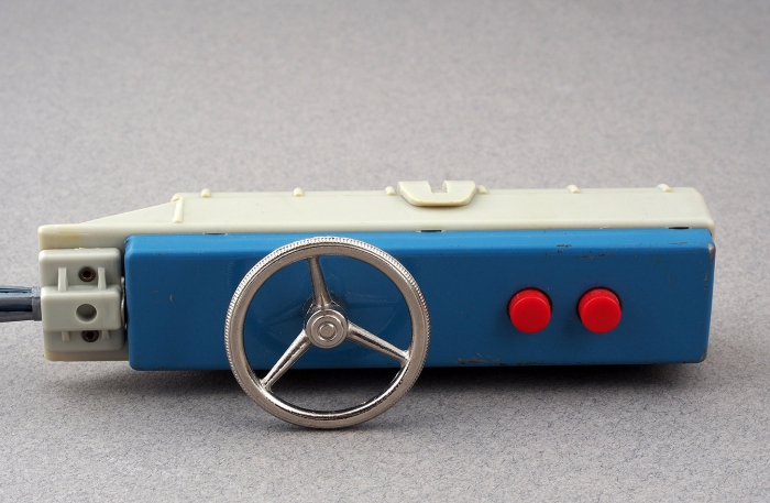 Спортивный Мерседес С111: электромеханическая игрушка на дистанционном управлении с поднимающимися фарами и открывающимися вверх дверьми. ФРГ: Gama, 1970-е гг.