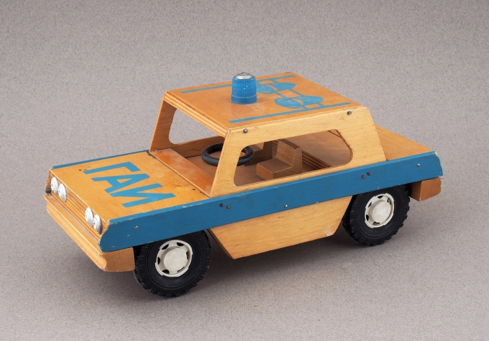 Автомобиль ГАИ: деревянная игрушка для детских садов. Минск, 1980-е гг.