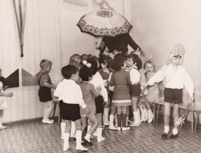 3 фотографии из московских детских садов. М., 1982.