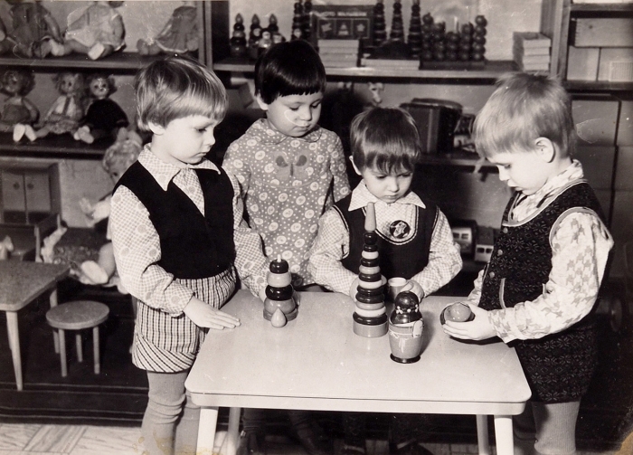 3 фотографии из московских детских садов. М., 1982.
