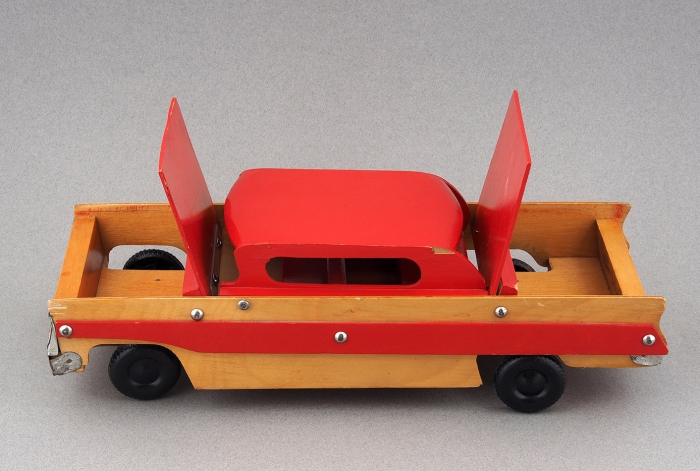 Легковой автомобиль с номером МИ 17-71: деревянная игрушка для детских садов. Минск, 1980-е гг.