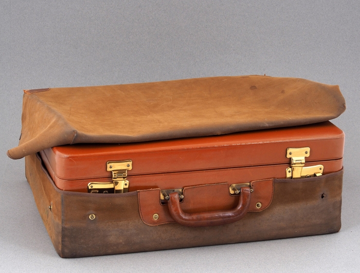 Кожаный чемодан с несессером из 9 предметов в тканно-кожаном футляре. США (?), 1930-е гг.