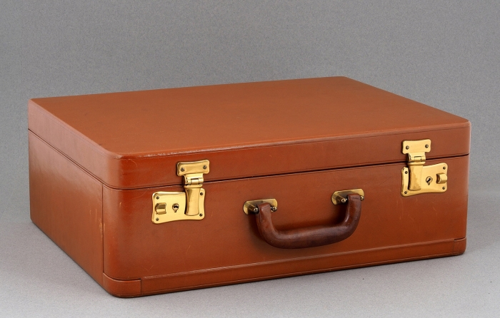 Кожаный чемодан с несессером из 9 предметов в тканно-кожаном футляре. США (?), 1930-е гг.