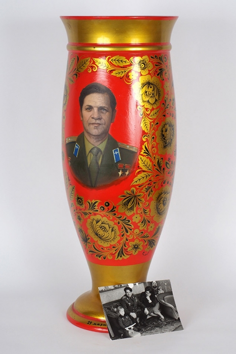 Ваза подносная с живописным портретом дважды Героя Советского Союза космонавта Алексея Губарева, подаренная на 50-летие. Хохлома, 29 марта 1981 г.